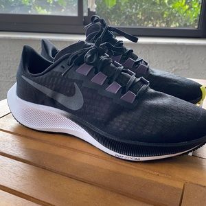 Womens Nike air zoom Pegasus 37 - size 9.5